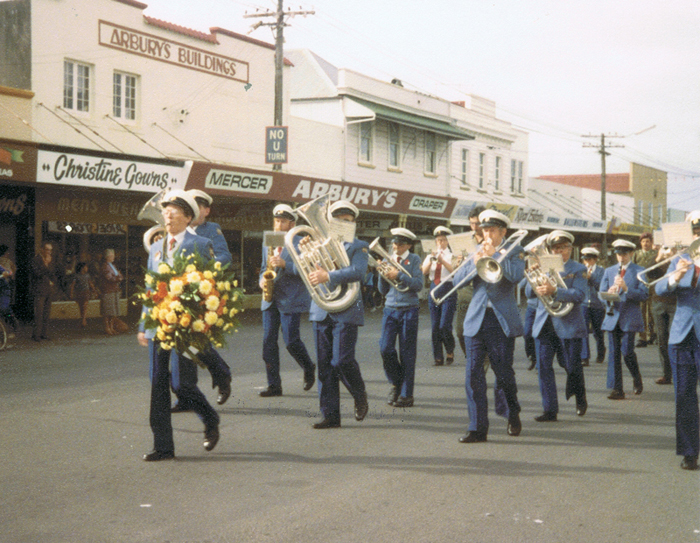 Pic18_1983.Apr_Th_ANZAC_Day_M_McKenzie_leading